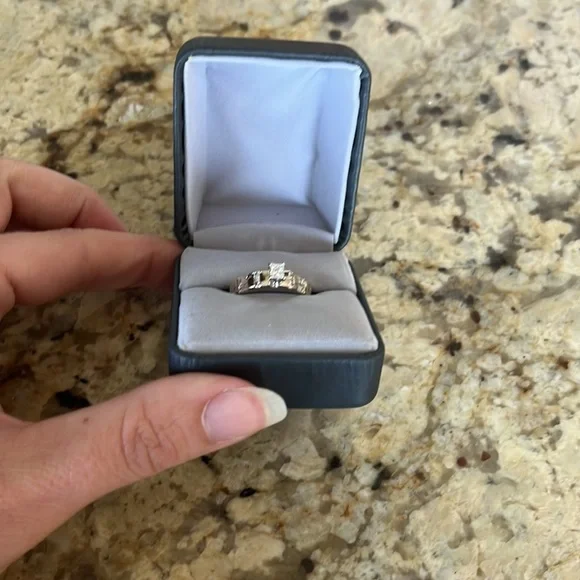 Princess cut. Diamond. Engagement Ring - Picture 16 of 16